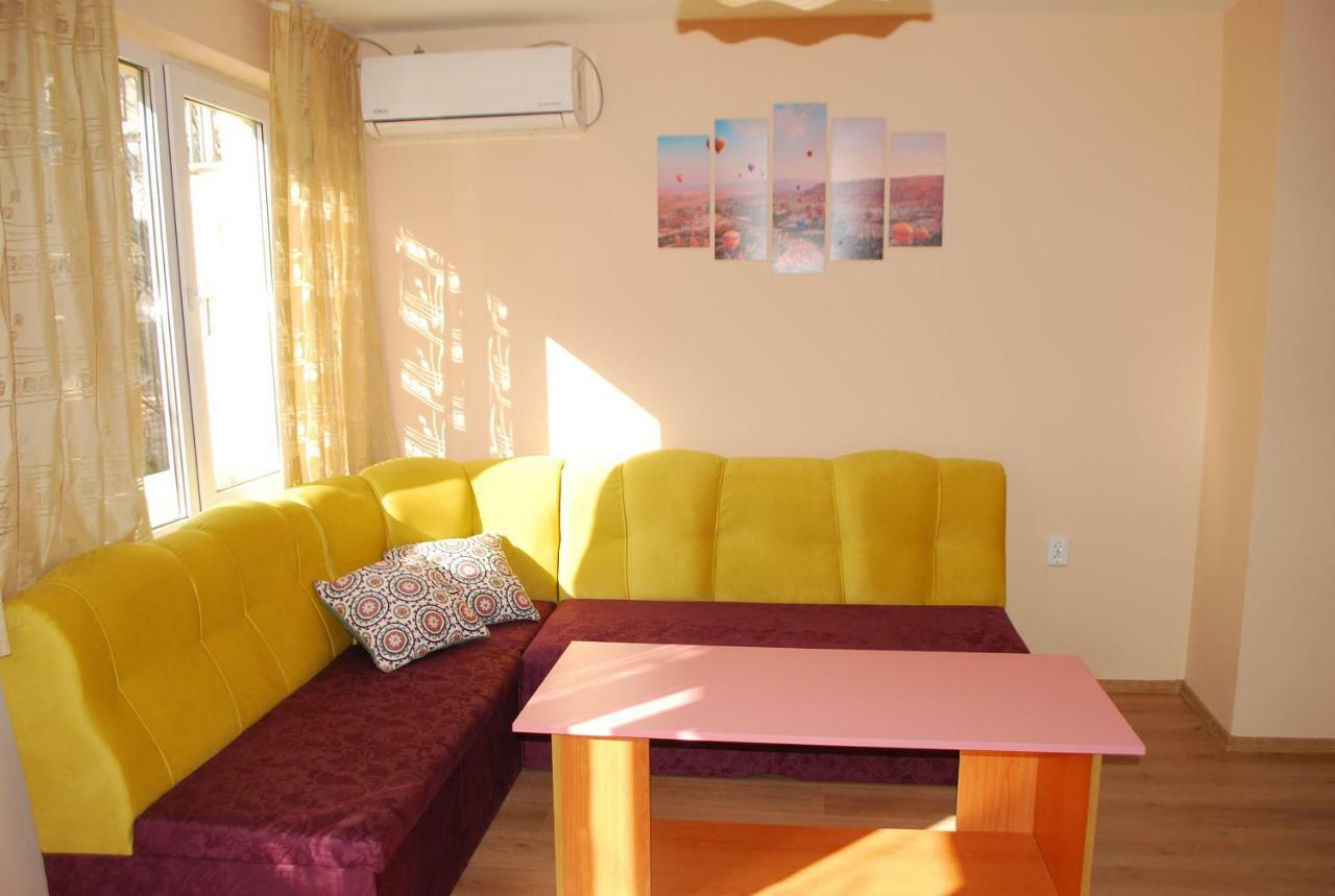 City Stay In Varna Esterno foto